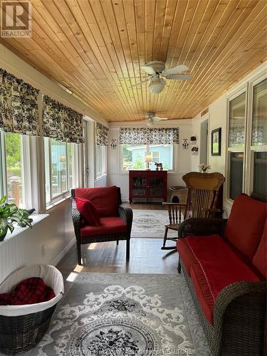 1009 East West Road, Pelee Island, ON -  Photo Showing Living Room