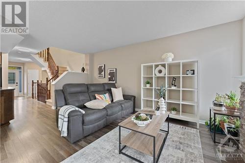 673 Pepperville Crescent, Ottawa, ON - Indoor Photo Showing Living Room