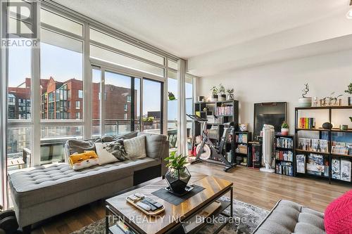 906 - 775 King Street, Toronto, ON - Indoor Photo Showing Living Room