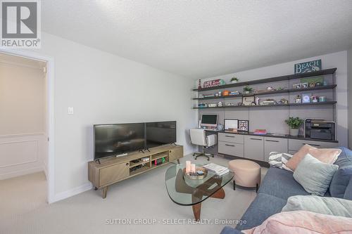 38 Ullswater Crescent, London, ON - Indoor Photo Showing Living Room