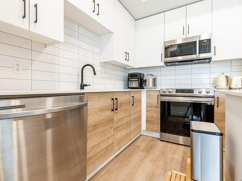 105-2469 Gateway Rd, Langford, BC - Indoor Photo Showing Kitchen With Upgraded Kitchen