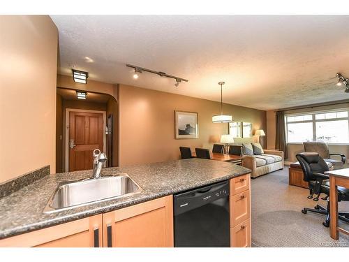 109B-1800 Riverside Lane, Courtenay, BC - Indoor Photo Showing Kitchen