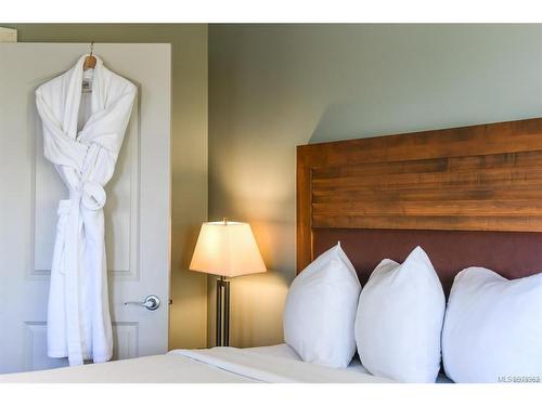 109B-1800 Riverside Lane, Courtenay, BC - Indoor Photo Showing Bedroom