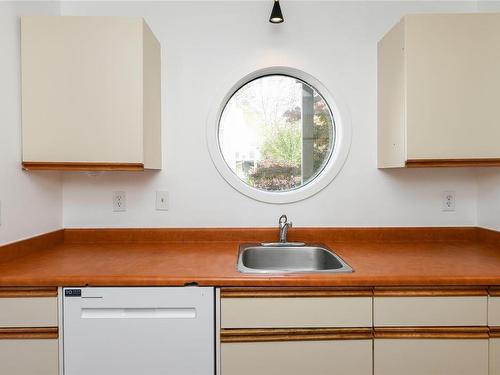 210-205 1St St, Courtenay, BC - Indoor Photo Showing Kitchen