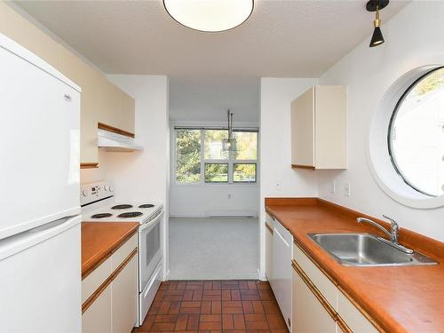 210-205 1St St, Courtenay, BC - Indoor Photo Showing Kitchen