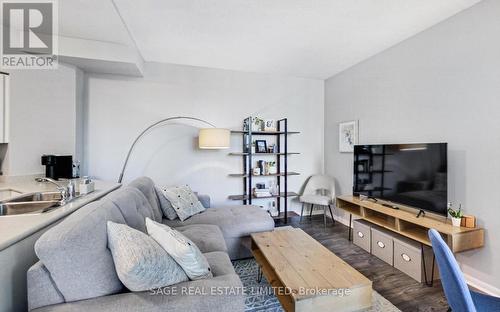 720 - 219 Fort York Boulevard, Toronto, ON - Indoor Photo Showing Living Room