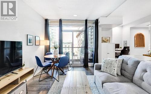 720 - 219 Fort York Boulevard, Toronto, ON - Indoor Photo Showing Living Room