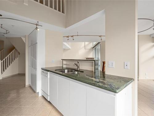 2602-154 Promenade Dr, Nanaimo, BC - Indoor Photo Showing Kitchen With Double Sink