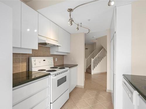 2602-154 Promenade Dr, Nanaimo, BC - Indoor Photo Showing Kitchen