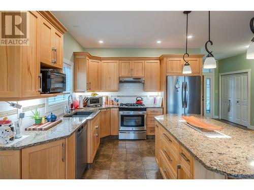 334 Chardonnay Avenue, Oliver, BC - Indoor Photo Showing Kitchen