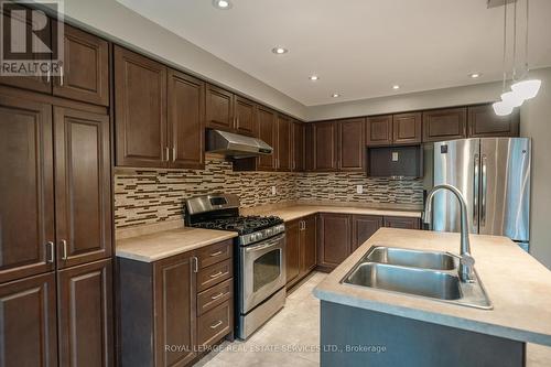 533 Nairn Circle, Milton, ON - Indoor Photo Showing Kitchen With Double Sink With Upgraded Kitchen