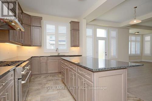 3276 Donald Mackay Street, Oakville, ON - Indoor Photo Showing Kitchen With Upgraded Kitchen