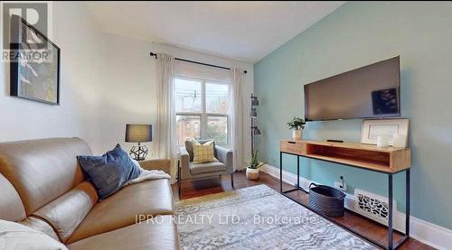 2 - 75 Ontario Avenue, Hamilton, ON - Indoor Photo Showing Living Room