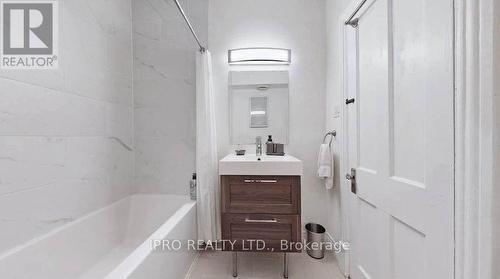 2 - 75 Ontario Avenue, Hamilton, ON - Indoor Photo Showing Bathroom