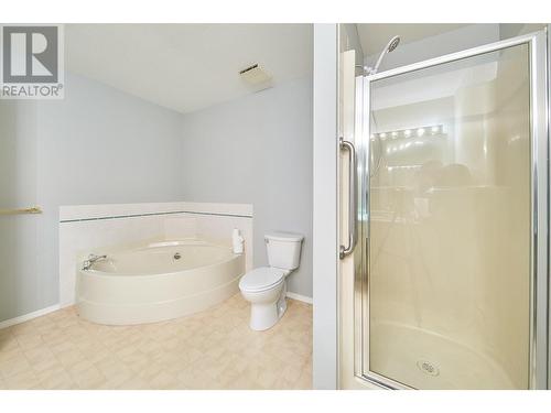 305 19236 Ford Road, Pitt Meadows, BC - Indoor Photo Showing Bathroom