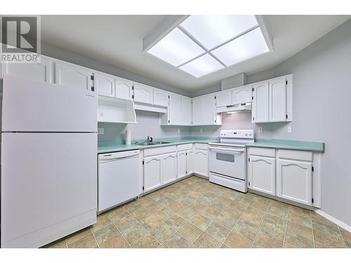 305 19236 Ford Road, Pitt Meadows, BC - Indoor Photo Showing Kitchen With Double Sink