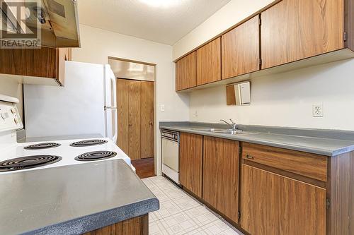 122 4373 Halifax Street, Burnaby, BC - Indoor Photo Showing Kitchen With Double Sink