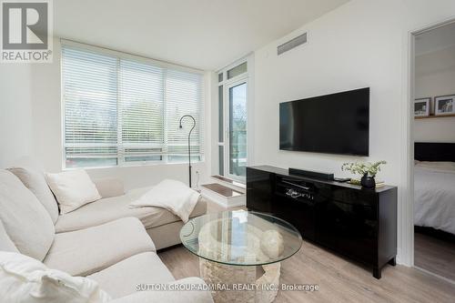 326 - 7608 Yonge Street, Vaughan, ON - Indoor Photo Showing Living Room