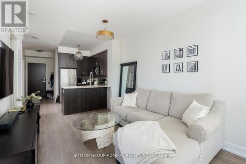 326 - 7608 Yonge Street, Vaughan, ON - Indoor Photo Showing Living Room