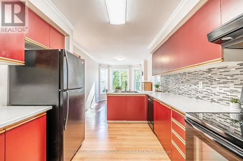 12 Moore Place, Barrie, ON - Indoor Photo Showing Kitchen