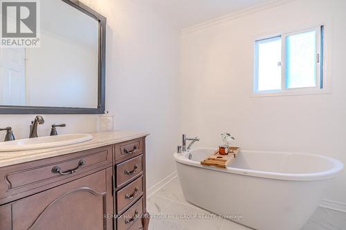 12 Moore Place, Barrie, ON - Indoor Photo Showing Bathroom