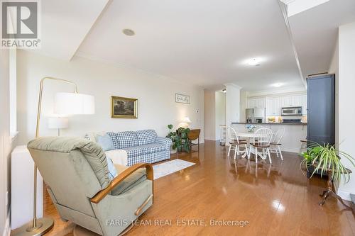 401 - 200 Collier Street, Barrie, ON - Indoor Photo Showing Living Room