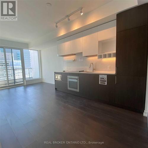 1105 - 5 Buttermill Avenue, Vaughan, ON - Indoor Photo Showing Kitchen