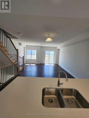 106 Clipper Crescent, Whitchurch-Stouffville, ON - Indoor Photo Showing Kitchen With Double Sink