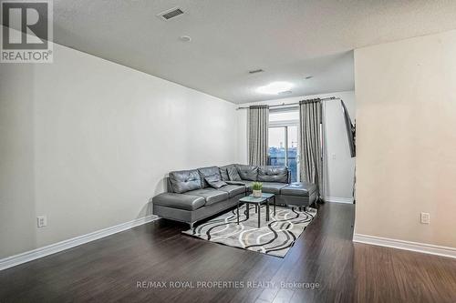 407 - 39 New Delhi Drive, Markham, ON - Indoor Photo Showing Living Room