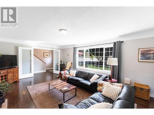 3766 Wetton Road, West Kelowna, BC - Indoor Photo Showing Living Room