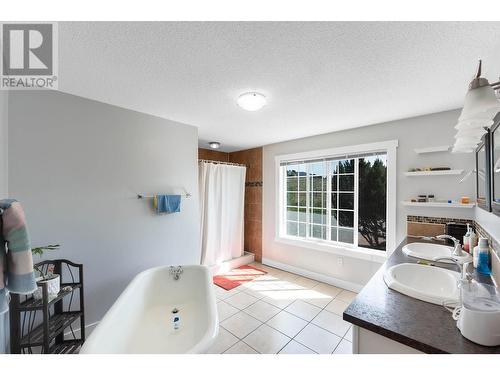 3766 Wetton Road, West Kelowna, BC - Indoor Photo Showing Bathroom