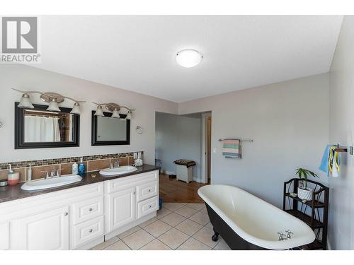 3766 Wetton Road, West Kelowna, BC - Indoor Photo Showing Bathroom