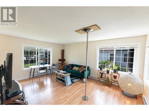 3766 Wetton Road, West Kelowna, BC - Indoor Photo Showing Living Room