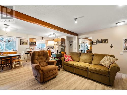 3360 40Th Street Ne, Salmon Arm, BC - Indoor Photo Showing Living Room