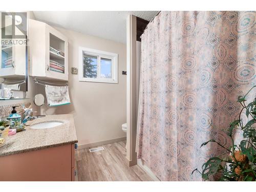 3360 40Th Street Ne, Salmon Arm, BC - Indoor Photo Showing Bathroom