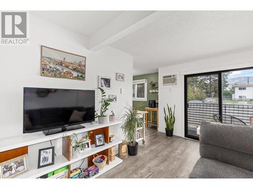 445 Holbrook Road W Unit# 16, Kelowna, BC - Indoor Photo Showing Living Room