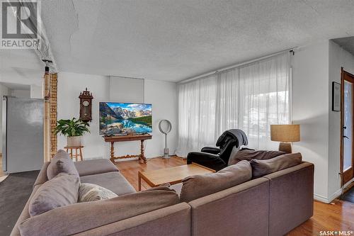 1833 Grant Drive, Regina, SK - Indoor Photo Showing Living Room