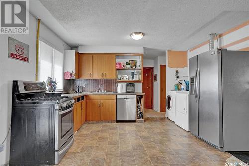 1833 Grant Drive, Regina, SK - Indoor Photo Showing Kitchen