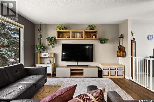 318 Rodenbush Drive, Regina, SK - Indoor Photo Showing Living Room