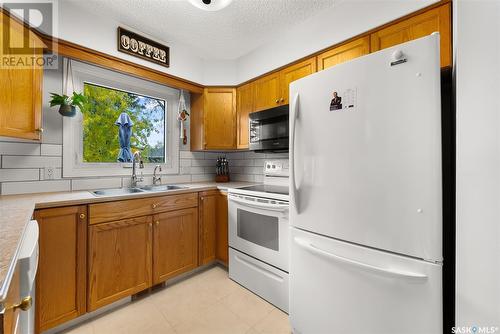 318 Rodenbush Drive, Regina, SK - Indoor Photo Showing Kitchen With Double Sink