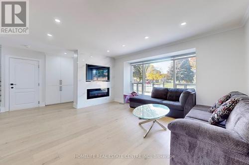 154 Avondale Boulevard, Brampton, ON - Indoor Photo Showing Living Room With Fireplace