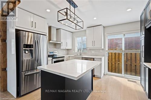 7467 Monastery Drive, Niagara Falls, ON - Indoor Photo Showing Kitchen With Stainless Steel Kitchen With Upgraded Kitchen