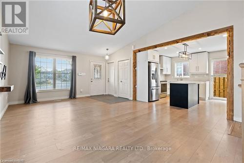 7467 Monastery Drive, Niagara Falls, ON - Indoor Photo Showing Kitchen