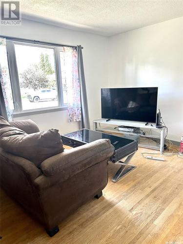 103 Mackie Crescent, Saskatoon, SK - Indoor Photo Showing Living Room