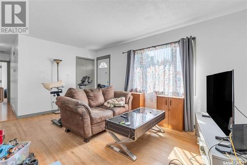 103 Mackie Crescent, Saskatoon, SK - Indoor Photo Showing Living Room