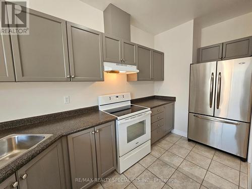 3369 Fountain Park Avenue, Mississauga, ON - Indoor Photo Showing Kitchen