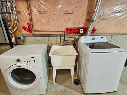 3369 Fountain Park Avenue, Mississauga, ON - Indoor Photo Showing Laundry Room