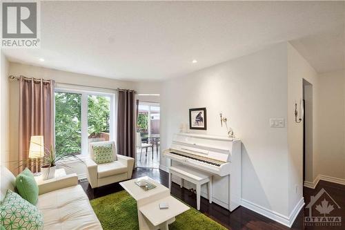 136 Marrissa Avenue, Ottawa, ON - Indoor Photo Showing Living Room