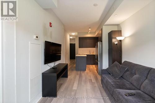 B201 - 5240 Dundas Street W, Burlington, ON - Indoor Photo Showing Living Room