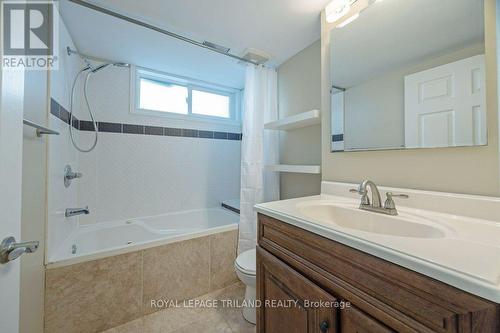 369 Valleyview Avenue, London, ON - Indoor Photo Showing Bathroom